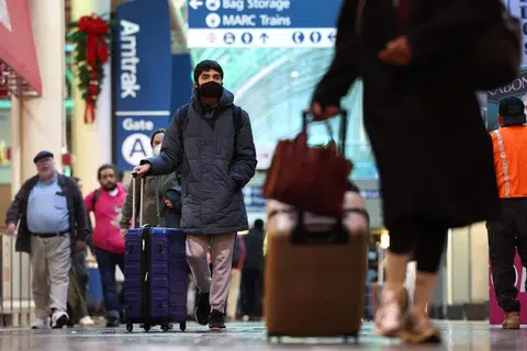 BERHATI-HATI: Para pengunjung di Washington DC kelihatan memakai pelitup bagi melindungi diri daripada dijangkiti ekoran peningkatan penyakit pernafasan.