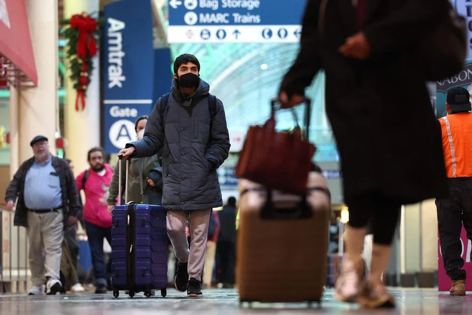 BERHATI-HATI: Para pengunjung di Washington DC kelihatan memakai pelitup bagi melindungi diri daripada dijangkiti ekoran peningkatan penyakit pernafasan.