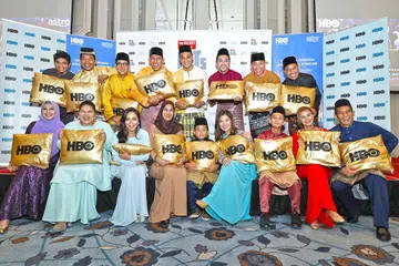 'SUARA' HAIWAN: Barisan pelakon Malaysia, Brunei dan Singapura yang meminjamkan suara mereka untuk filem animasi komedi The Secret Life of Pets, yang bakal ditayangkan sempena Lebaran, termasuk Nora Danish (depan, tiga dari kiri), Fahrin Ahmad (depan, paling kanan), Nabil Ahmad (belakang, empat dari kiri) dan Hisyam Hamid (belakang, lima dari kiri). - Foto-foto HBO ASIA