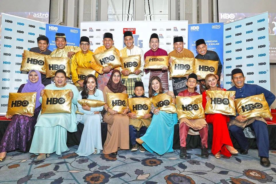 'SUARA' HAIWAN: Barisan pelakon Malaysia, Brunei dan Singapura yang meminjamkan suara mereka untuk filem animasi komedi The Secret Life of Pets, yang bakal ditayangkan sempena Lebaran, termasuk Nora Danish (depan, tiga dari kiri), Fahrin Ahmad (depan, paling kanan), Nabil Ahmad (belakang, empat dari kiri) dan Hisyam Hamid (belakang, lima dari kiri). - Foto-foto HBO ASIA