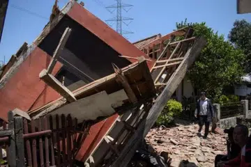 Fail foto menunjukkan rumah-rumah yang runtuh dalam kejadian gempa bumi di Kertasari, Jawa Barat, pada 18 September 2024, yang turut mencederakan 82 orang. 