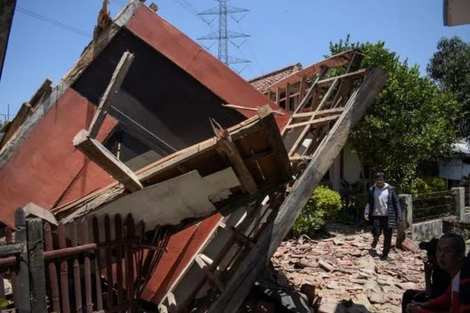 Fail foto menunjukkan rumah-rumah yang runtuh dalam kejadian gempa bumi di Kertasari, Jawa Barat, pada 18 September 2024, yang turut mencederakan 82 orang. 