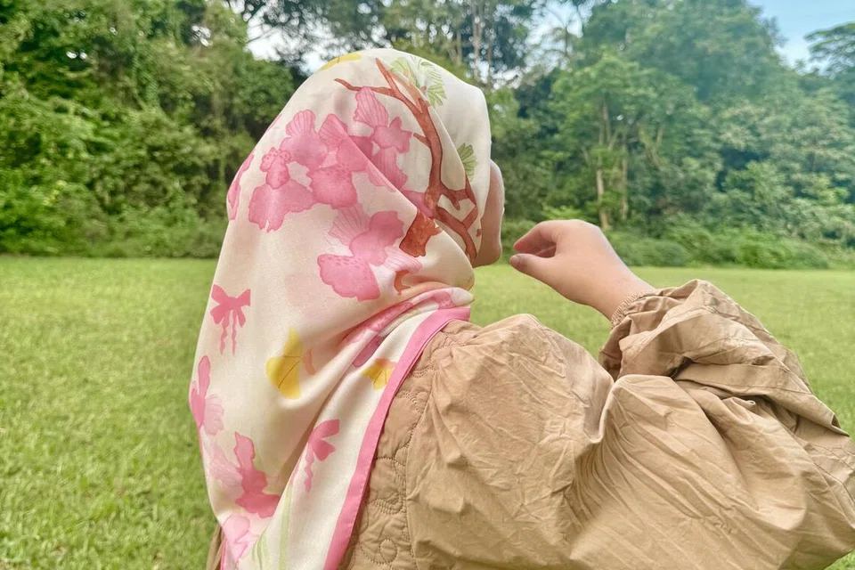 Tudung bawal yang digemari pelbagai generasi memberikan gaya ringkas dan kemas pada si pemakai. 