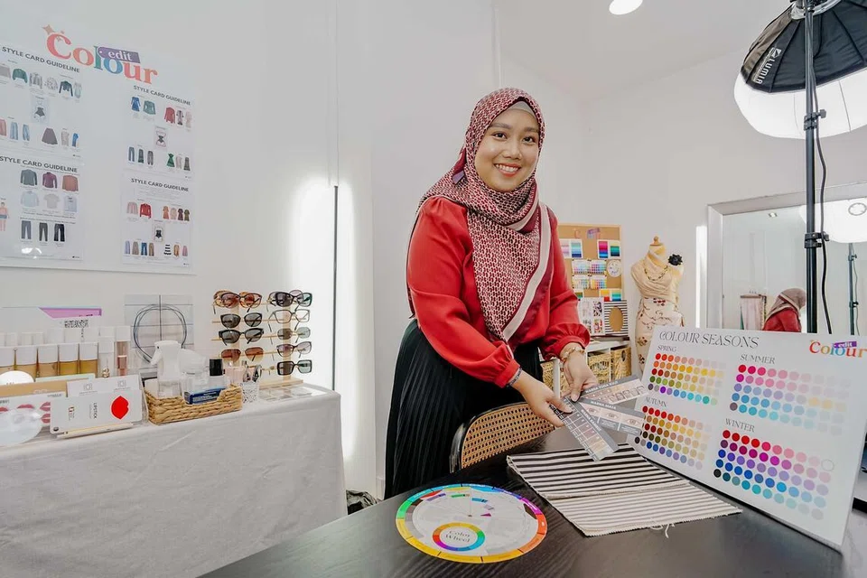 Palet warna musim seperti musim bunga, panas, luruh dan sejuk membantu mengenal pasti warna yang paling sesuai mengikut warna dasar atau ‘undertone’ seseorang.