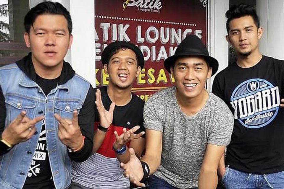 SENTIASA MENCARI PEMBAHARUAN: Setelah 14 tahun menyinari persada muzik Indonesia, Hijau Daun yang dianggotai (dari kiri) Richan, Array, Dide dan Arya gigih mendapatkan maklum balas daripada pendengar berkaitan lagu dan hala tuju kumpulan tersebut. - Foto JOHARI RAHMAT