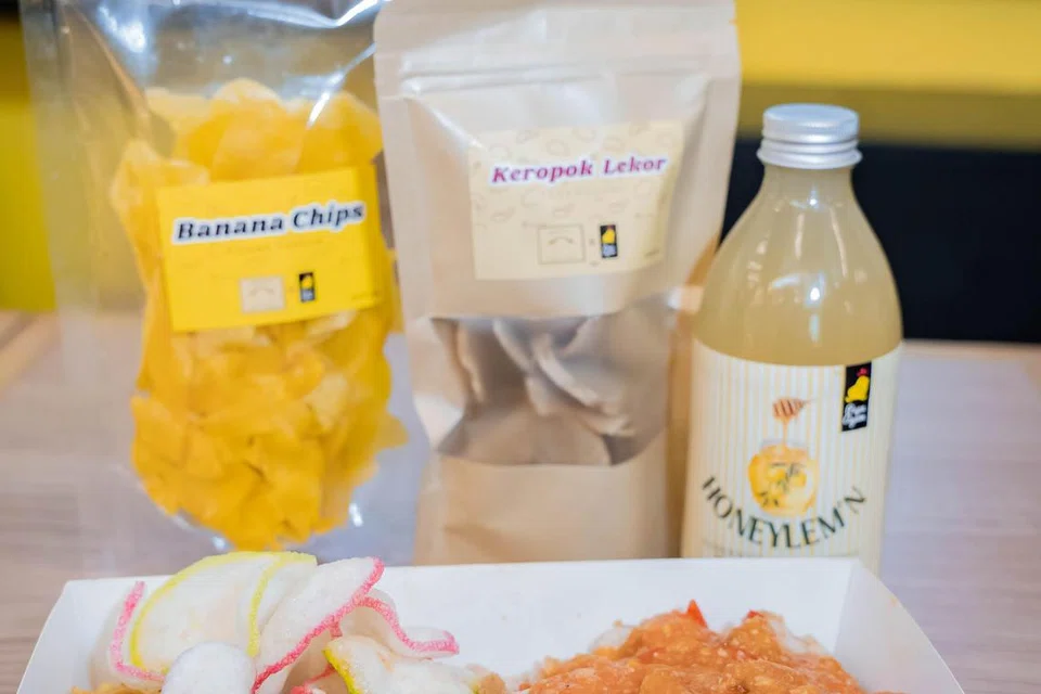 Menu khas Ramadan menggabungkan ayam geprek (bermula daripada $7.90); kerepek pisang tanduk ($3.60); kerepek lekor ($3) dan minuman Honeylem’n ($5.20). 