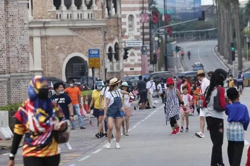 SULTAN ABDULLAH: Zahirkan penghargaan terhadap keprihatinan kerajaan membela kehidupan segenap rakyat apabila negara itu dibadai pandemik Covid-19 yang menyaksikan keseluruhan rantaian ekonomi hampir lumpuh dan merencatkan sosioekonomi penduduk. Beliau membuat ucapan itu sedang rakyat Malaysia mengunjungi Dataran Merdeka di Kuala Lumpur sempena Sambutan Hari Kebangsaan 2020 (gambar atas). - Foto THE STAR, BHM