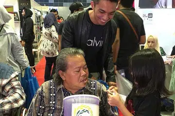 CERGAS: Alias Kadir sebagai Duta Amal kempen Ramadan TAA ikut kumpul derma orang ramai Ramadan - Foto DANA AMANAH TAA