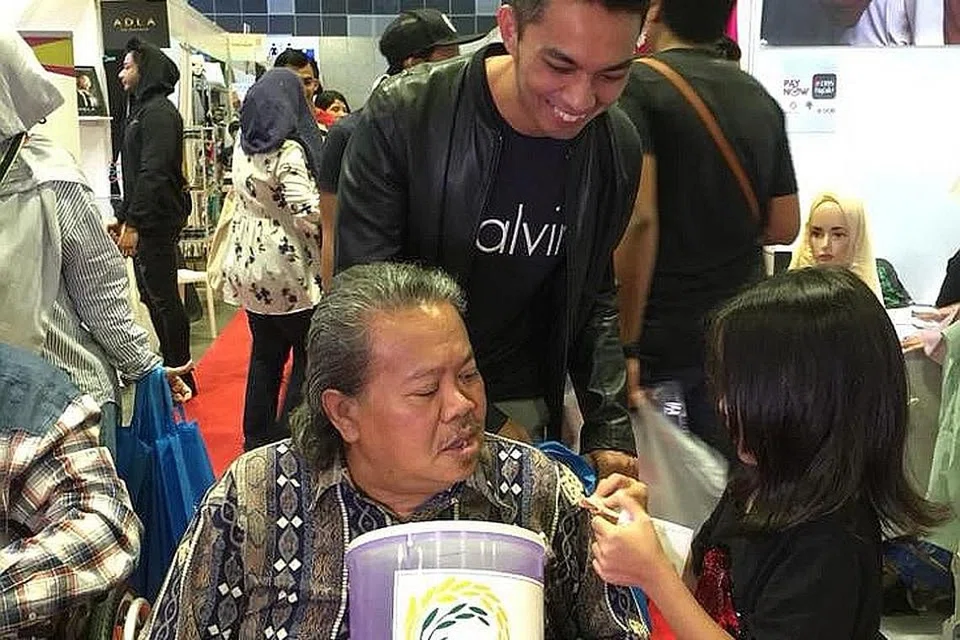 CERGAS: Alias Kadir sebagai Duta Amal kempen Ramadan TAA ikut kumpul derma orang ramai Ramadan - Foto DANA AMANAH TAA