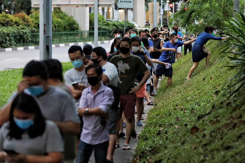Para pengundi beratur dekat Sekolah Rendah Palm View Primary School, di GRC Sengkang, dalam pilihan raya pada 10 Julai 2020.