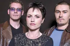THE CRANBERRIES: Kejayaan ‘Linger’ yang membuka lembaran kisah lama vokalis, mendiang Dolores O’Riordan (tengah), memang tidak diduga. Bersamanya adalah anggota band itu, Mike Hogan (kanan) dan Fergal Lawler.