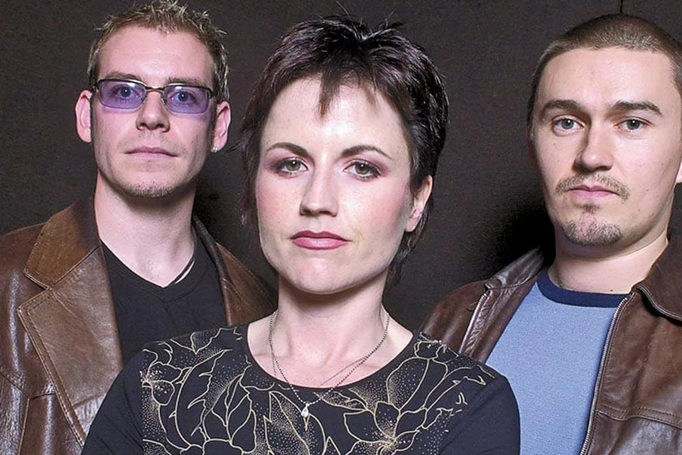 THE CRANBERRIES: Kejayaan ‘Linger’ yang membuka lembaran kisah lama vokalis, mendiang Dolores O’Riordan (tengah), memang tidak diduga. Bersamanya adalah anggota band itu, Mike Hogan (kanan) dan Fergal Lawler.