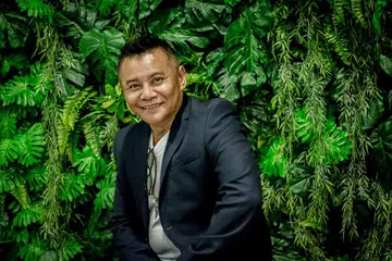 PENGARUH POSITIF: Zainal (gambar atas) akan menjadi 'duta' badan tanpa keuntungan, Seniman Limited, dan menggunakan pengaruhnya untuk mendapatkan dana daripada syarikat-syarikat korporat dalam usaha menjayakan pelbagai rancangan dan program yang dirancangkan nanti. - Foto NUR DIYANA TAHA