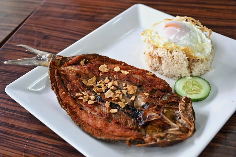 ‘Bangsilog’ ($12) adalah ikan bandeng atau ‘milkfish’ yang dihidangkan seiring nasi goreng bawang putih dan telur mata lembu.