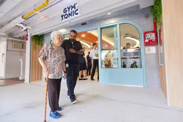 LEBIH TERURUS: Cik Wong Siew Sin dibantu bagi menangani masalah sukar bernafas melalui sistem yang baru diperkenalkan di Hospital Tan Tock Seng, Air Master. 