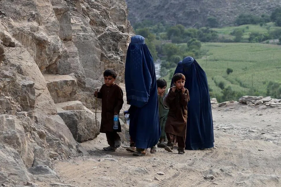 Wanita dan kanak-kanak Afghanistan berpindah ke tempat yang lebih selamat di wilayah Kunar, Afghanistan pada 4 September.