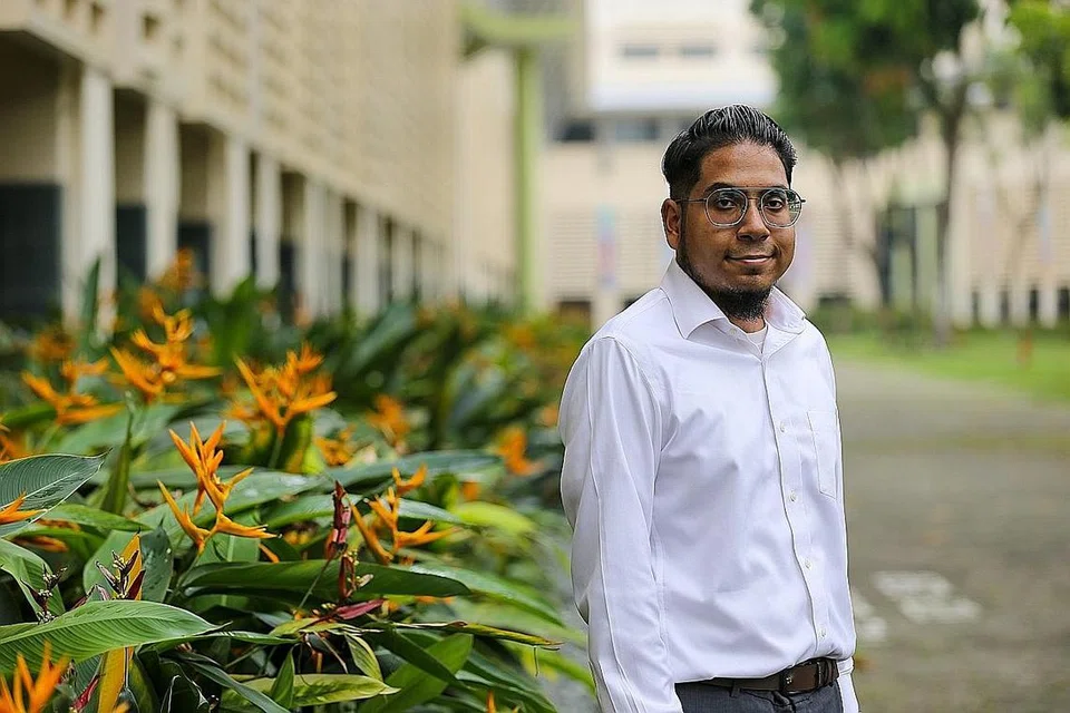 MINAT MENDALAM TERHADAP BAHASA MELAYU: Encik Muhammad Khairool Haque Abdul Kadir bukan sahaja mengajar Bahasa Melayu di sekolah, malah aktif dalam dunia persuratan. Tiga buku hasil tulisannya telah diterbitkan sejauh ini. - Foto BH oleh YONG LI XUAN