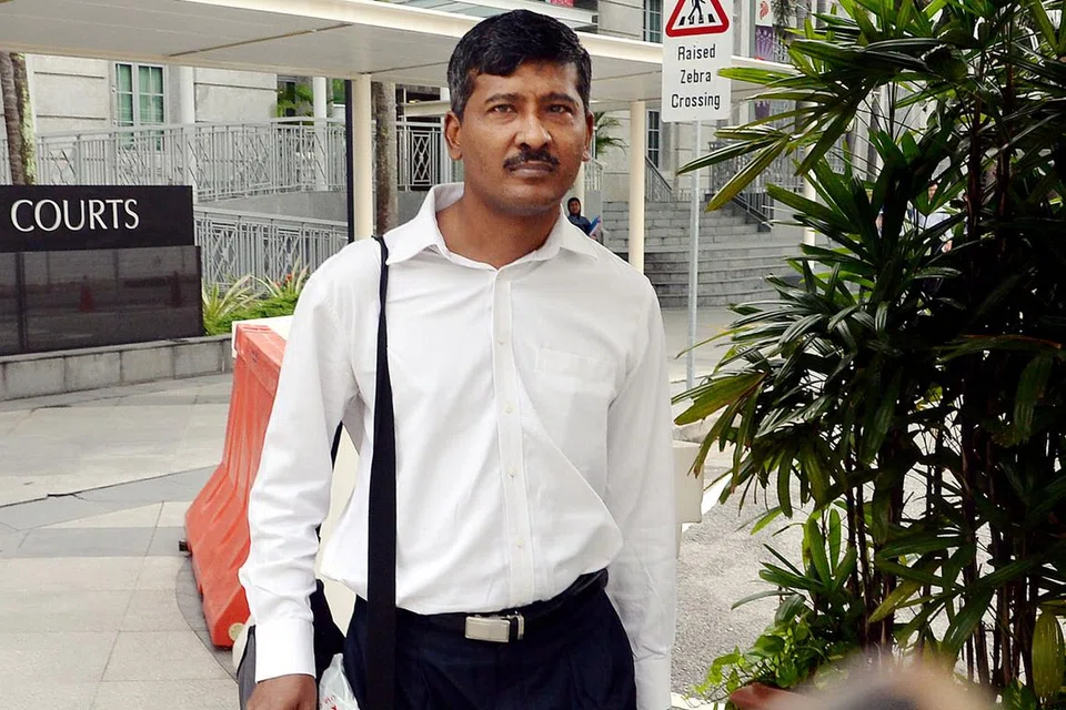 TIBA DI MAHKAMAH: Bekas setiausaha kewangan Majlis Pusat, Abdul Ghani Tahir (gambar), tiba di Mahkamah Negara semalam bagi perbicaraannya berhubung kes penipuan projek penyalaan lampu Hari Raya (HRLU) 2011 dan 2012. - Foto JOHARI RAHMAT