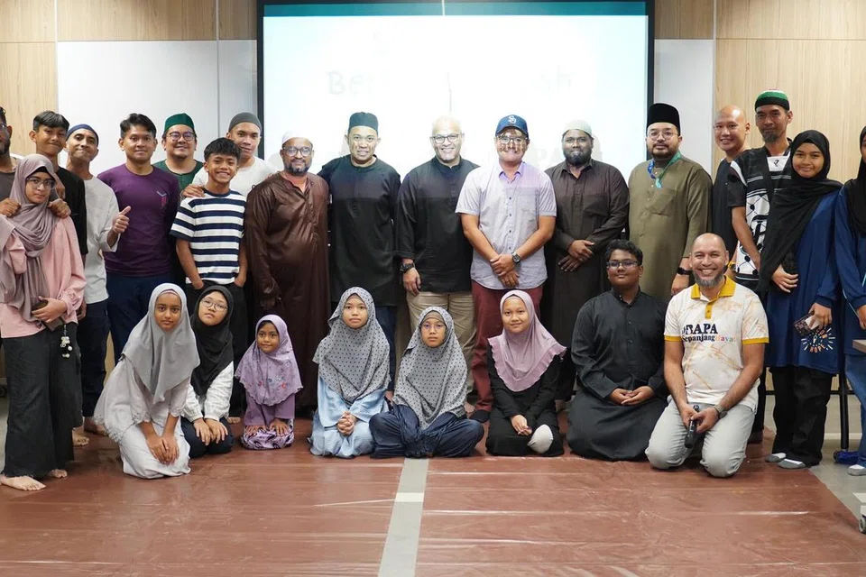 Sebahagian daripada 560 bapa bersama anak mereka semasa acara berbuka puasa di Masjid Darul Ghufran, anjuran gerakan Bapa Sepanjang Hayat pada 16 Mac. 