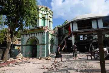 Gambar ini diambil pada 12 April 2025 menunjukkan orang ramai berjalan melepasi runtuhan di sebuah masjid yang rosak di Mandalay, susulan gempa bumi dahsyat yang melanda Myanmar pada 28 Mac lalu. Ketika gempa bumi besar itu melanda negara tersebut, berabad-abad sejarah suci turut ranap — patung-patung Buddha yang menjulang tinggi, stupa yang mencakar langit, serta pagoda putih bersih tempat Khin Sein, 83 tahun, berdoa sepanjang hidupnya turut musnah. 