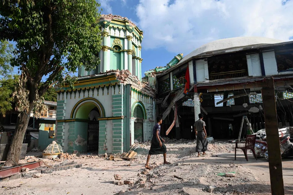 Gambar ini diambil pada 12 April 2025 menunjukkan orang ramai berjalan melepasi runtuhan di sebuah masjid yang rosak di Mandalay, susulan gempa bumi dahsyat yang melanda Myanmar pada 28 Mac lalu. Ketika gempa bumi besar itu melanda negara tersebut, berabad-abad sejarah suci turut ranap — patung-patung Buddha yang menjulang tinggi, stupa yang mencakar langit, serta pagoda putih bersih tempat Khin Sein, 83 tahun, berdoa sepanjang hidupnya turut musnah. 