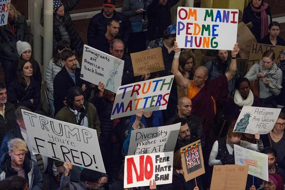 Penunjuk perasaan membantah arahan eksekutif Presiden Donald Trump di Lapangan Terbang Nasional Reagan in Arlington, Virginia pada 1 Feb. 