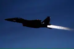 Dua jet pejuang F-15 dari Angkatan Udara Republik Singapura (RSAF) telah bergegas mengiringi pesawat itu jauh daripada kawasan yang sesak. Pesawat itu selamat mendarat di Lapangan Terbang Changi.