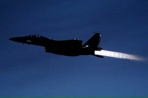 Dua jet pejuang F-15 dari Angkatan Udara Republik Singapura (RSAF) telah bergegas mengiringi pesawat itu jauh daripada kawasan yang sesak. Pesawat itu selamat mendarat di Lapangan Terbang Changi.