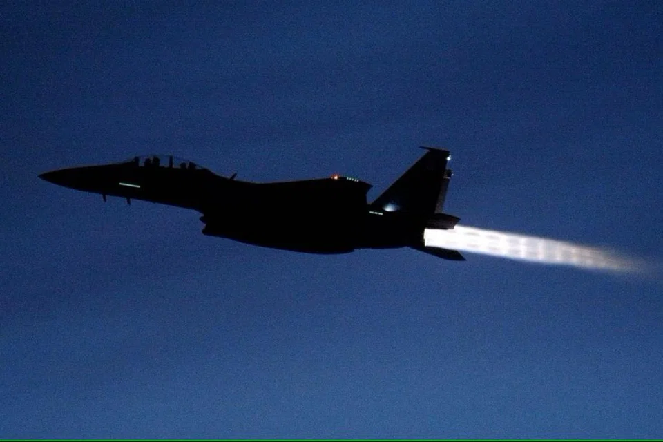 Dua jet pejuang F-15 dari Angkatan Udara Republik Singapura (RSAF) telah bergegas mengiringi pesawat itu jauh daripada kawasan yang sesak. Pesawat itu selamat mendarat di Lapangan Terbang Changi.