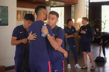 KEMPEN BERAKHIR: Pemain Singa di lobi Hotel Saujana Kuala Lumpur pagi semalam sebelum pulang ke Singapura setelah disingkir oleh Malaysia daripada Piala AFF 2022 kelmarin. - Foto-foto BH oleh MARK CHEONG 