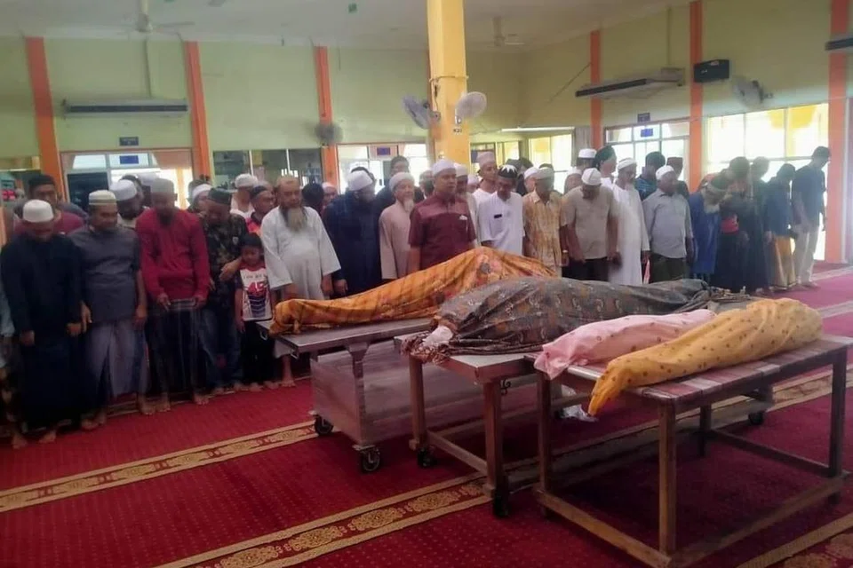 Attar Azim Syukran Jamil, sembilan tahun (lima dari kiri) menyertai solat jenazah ibu bapa dan dua adiknya yang terkorban dalam nahas jalan raya di Kelantan pada 2 Mac, di Masjid Jamek Al-Ridhuaniah, Tanjung Malim, Perak.