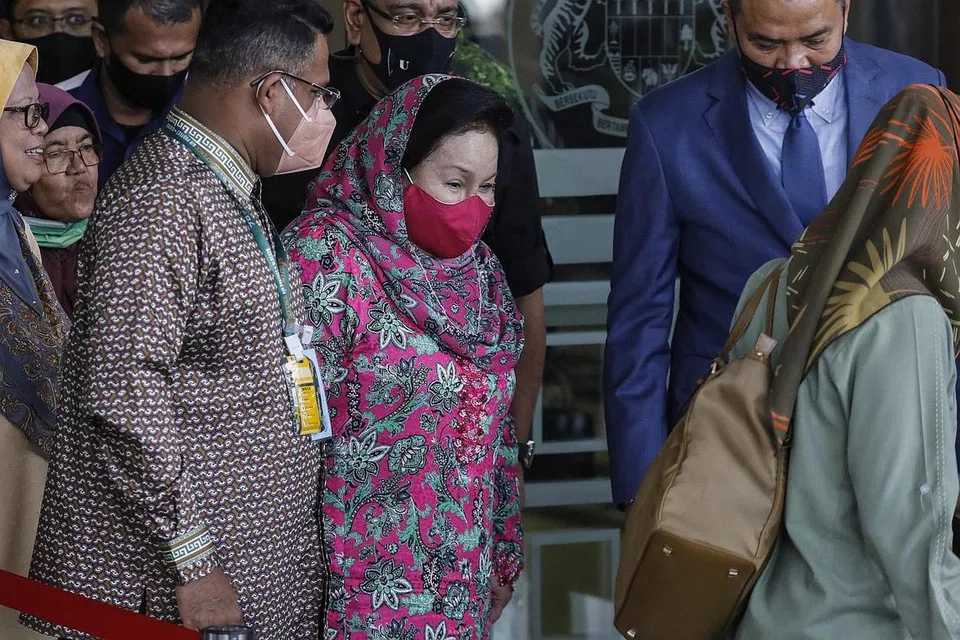 TURUT HADIR: Isteri Najib, Datin Seri Rosmah Mansor (tengah), tiba di mahkamah bagi mengikuti prosiding semalam. - Foto EPA-EFE