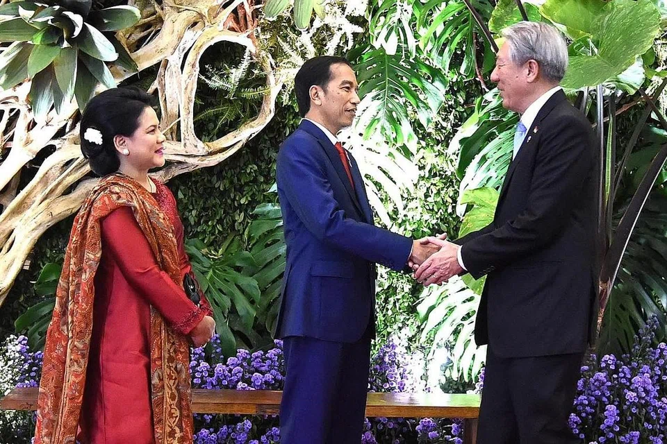 SAMBUT KEDATANGAN: Presiden Indonesia, Encik Joko Widodo (tengah), dan Wanita Pertama Indonesia, Cik Iriana Joko Widodo, menyambut Timbalan Perdana Menteri Teo Chee Hean di Majlis Makan Malam Pemimpin (IORA), kelmarin. - Foto KEMENTERIAN PERHUBUNGAN DAN PENERANGAN
