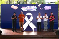 Perikatan Penjagaan Barah dilancarkan bersama oleh (dari kiri) Ketua Pegawai Eksekutif (CEO) Persatuan Ain, Dr Haji Md Yusof Ismail; Presiden Tharman Shanmugaratnam; CEO Persatuan Barah Singapura (SCS), Encik Tan Kwang Cheak; CEO Persatuan Pencegahan Barah 365, Encik Ben Chua; dan Pengurus Besar Yayasan Barah Buah Dada, Encik Jacob Soo di Plaza Masyarakat Kampung Admiralty pada 31 Januari.