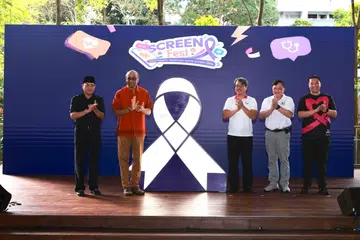 Perikatan Penjagaan Barah dilancarkan bersama oleh (dari kiri) Ketua Pegawai Eksekutif (CEO) Persatuan Ain, Dr Haji Md Yusof Ismail; Presiden Tharman Shanmugaratnam; CEO Persatuan Barah Singapura (SCS), Encik Tan Kwang Cheak; CEO Persatuan Pencegahan Barah 365, Encik Ben Chua; dan Pengurus Besar Yayasan Barah Buah Dada, Encik Jacob Soo di Plaza Masyarakat Kampung Admiralty pada 31 Januari.