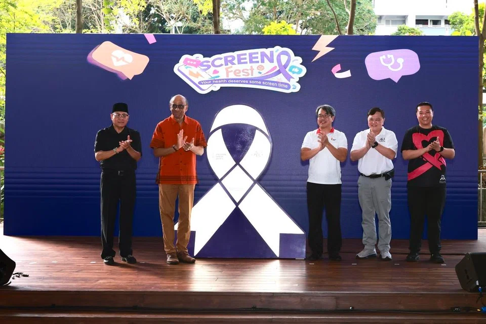 Perikatan Penjagaan Barah dilancarkan bersama oleh (dari kiri) Ketua Pegawai Eksekutif (CEO) Persatuan Ain, Dr Haji Md Yusof Ismail; Presiden Tharman Shanmugaratnam; CEO Persatuan Barah Singapura (SCS), Encik Tan Kwang Cheak; CEO Persatuan Pencegahan Barah 365, Encik Ben Chua; dan Pengurus Besar Yayasan Barah Buah Dada, Encik Jacob Soo di Plaza Masyarakat Kampung Admiralty pada 31 Januari.