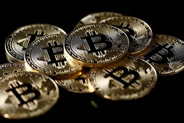 SUSUT NILAI: Mata wang kripto pertama, bitcoin, mencapai penilaian menghampiri AS$20,000 ($27,000) sebelum merosot pada AS$3,200. - Foto fail