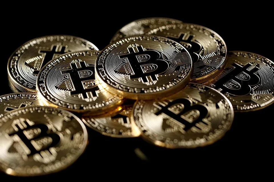SUSUT NILAI: Mata wang kripto pertama, bitcoin, mencapai penilaian menghampiri AS$20,000 ($27,000) sebelum merosot pada AS$3,200. - Foto fail