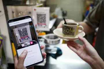 SKIM DIPERTINGKAT: Buat masa ini, peniaga perlu mengekalkan hubungan komersial dengan institusi kewangan berbeza jika mereka ingin menerima bayaran melalui aplikasi tertentu. SGQR yang dipertingkat akan mempermudahkan proses ini dan peniaga hanya perlu mempunyai hubungan komersial dengan satu institusi kewangan. 