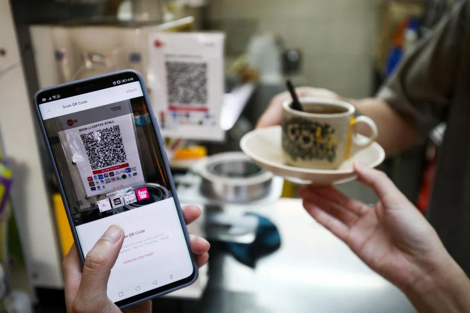 SKIM DIPERTINGKAT: Buat masa ini, peniaga perlu mengekalkan hubungan komersial dengan institusi kewangan berbeza jika mereka ingin menerima bayaran melalui aplikasi tertentu. SGQR yang dipertingkat akan mempermudahkan proses ini dan peniaga hanya perlu mempunyai hubungan komersial dengan satu institusi kewangan. 