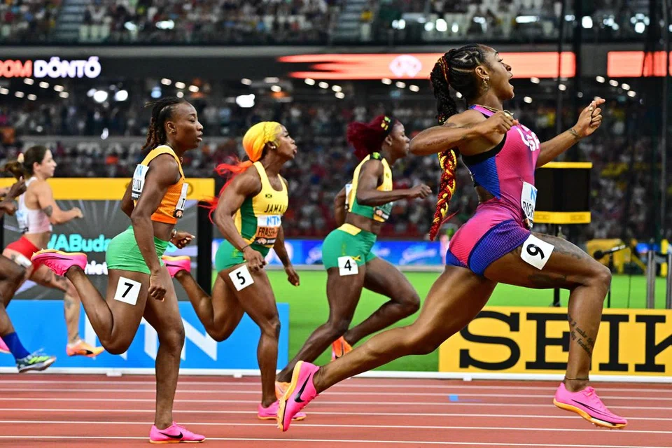 MUNCUL JUARA: Pelari pecut Amerika, Sha’Carri Richardson (kanan), melepasi garisan penamat dalam acara larian pecut 100 meter wanita di tempat pertama, menewaskan beberapa pesaing lain.