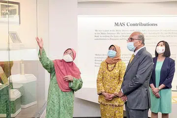 MENINJAU WARISAN TOKOH BAHASA: Puan Halimah Yacob (dua dari kiri) melihat artifak kepunyaan Dr Muhammad Ariff Ahmad yang dipamerkan di MAS RRH@LIBRIS. Beliau ditemani (dari kiri) merkan di MAS RRH@LIBRIS. Beliau ditemani ketua Kumpulan Akademik Bahasa dan Kebudayaan Asia NIE NTU, Profesor Madya Hadijah Rahmat, Presiden NTU, Profesor Subra Suresh dan Pengarah NIE, Profesor Christine Goh.- Foto NIE NTU 