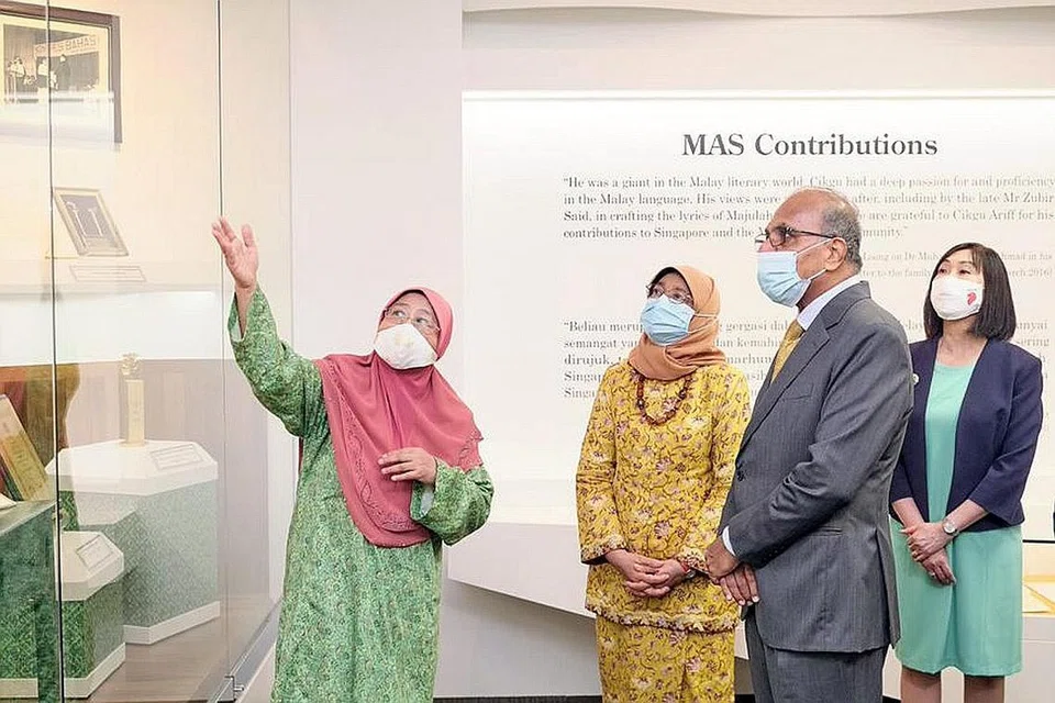 MENINJAU WARISAN TOKOH BAHASA: Puan Halimah Yacob (dua dari kiri) melihat artifak kepunyaan Dr Muhammad Ariff Ahmad yang dipamerkan di MAS RRH@LIBRIS. Beliau ditemani (dari kiri) merkan di MAS RRH@LIBRIS. Beliau ditemani ketua Kumpulan Akademik Bahasa dan Kebudayaan Asia NIE NTU, Profesor Madya Hadijah Rahmat, Presiden NTU, Profesor Subra Suresh dan Pengarah NIE, Profesor Christine Goh.- Foto NIE NTU 