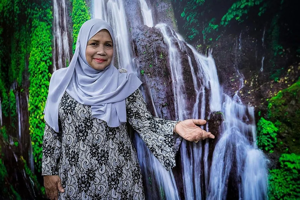 JUNJUNG KEINDAHAN LAGU MELAYU KLASIK: Datuk Yusni Hamid, 68 tahun, menitikberatkan penghayatan dalam setiap lagu dan bersedia mempelajari lagu Melayu klasik yang tidak pernah didendangkan sebelum ini demi menambah ilmu. - Foto BH oleh NUR DIYANA TAHA