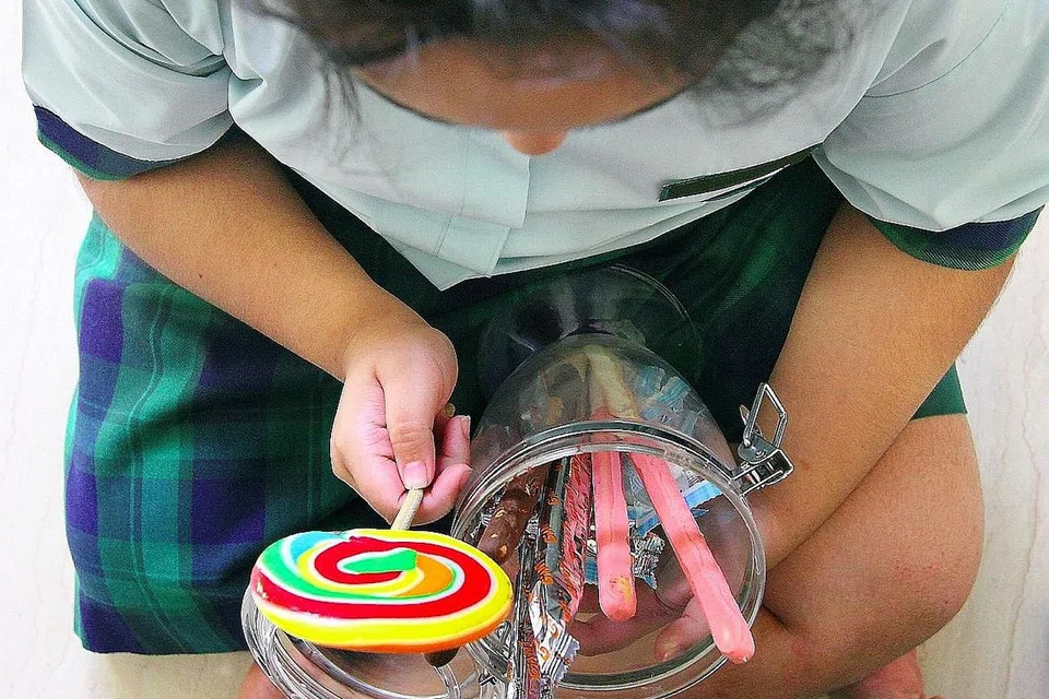 PALING BERISIKO: Kanak-kanak yang berlebihan berat badan atau gemuk berisiko paling tinggi menghidap diabetes, manakala kanak-kanak perempuan (gambar atas) didapati lebih cenderung kepada diabetes daripada kanak-kanak lelaki. - Foto fail