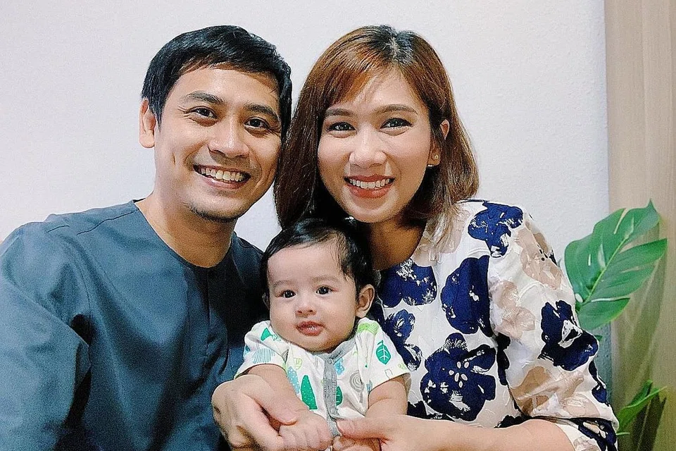 TETAP CERIA BERSAMA SI COMEL: Pengacara dan pelakon, Nurul Akhmar Elias dan suami Fai Rizal teruja menyambut Lebaran buat pertama kali sebagai ibu dan ayah meskipun tidak dapat membawa anak mereka, Ilyas Syafi yang bakal berusia empat bulan Jumaat ini, kunjung- mengunjung ke rumah sanak saudara dalam tempoh pemutus litar wabak Covid-19. - Foto ihsan NURUL AKHMAR ELIAS