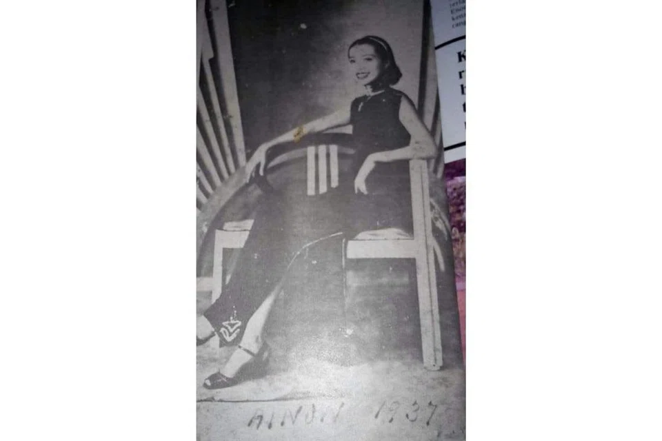 KEJELITAAN RATU BANGSAWAN: Mak Enon yang nama sebenarnya Amon@Ainon Chik berkecimpung dalam dunia bangsawan sejak usia 16 tahun malah menjelajah Indonesia serta pernah diberi kepercayaan menggalas watak lelaki selaku Putera Hamlet dalam teater Inggeris arahan tokoh bangsawan, Shariff Medan, pada 1945. Teater tersebut dipentaskan atas permintaan kerajaan British yang menjajah ketika itu. - Foto ARKIB FILEM LAMA 