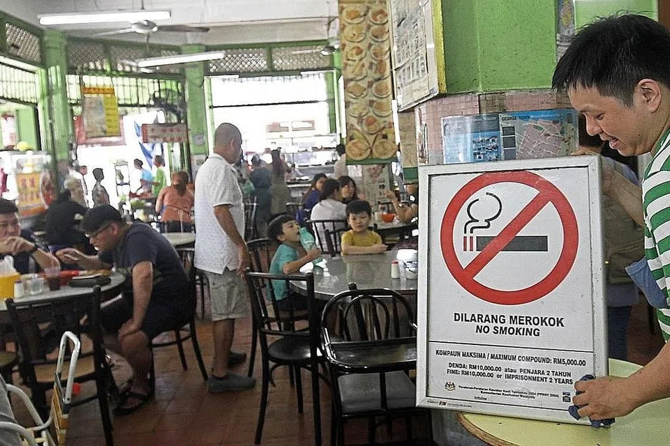 MULA LARANGAN MEROKOK: Perokok tidak lagi dibenarkan merokok di tempat makan di seluruh Malaysia mulai 1 Januari ini. - THE STAR