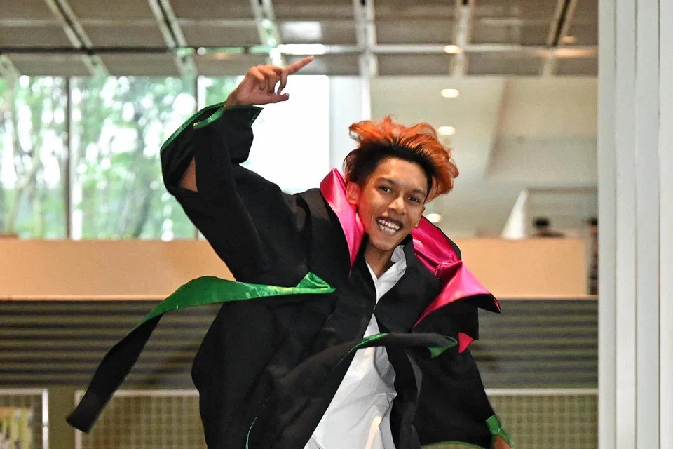 Encik Feroz Khan Abdul Rahman, seorang lulusan Diploma Sains Bioperubatan Politeknik Republic, meraih gred purata mata (GPA) sempurna (4.0). Beliau ingin buktikan bahawa mereka yang mempunyai ADHD masih boleh berjaya dalam kehidupan. 