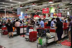 Pelanggan akan menerima baucar pulangan FairPrice bernilai $6 bagi setiap perbelanjaan $60 menggunakan baucar Majlis Pembangunan Masyarakat (CDC) dalam satu transaksi di mana-mana kedai FairPrice.